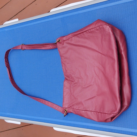 LEATHER bag by Tee Shirt &Jeans. Lined bag with 4 zippered pockets. - Picture 2 of 8